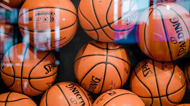 巴西队内马尔在比赛中带球突破的瞬间